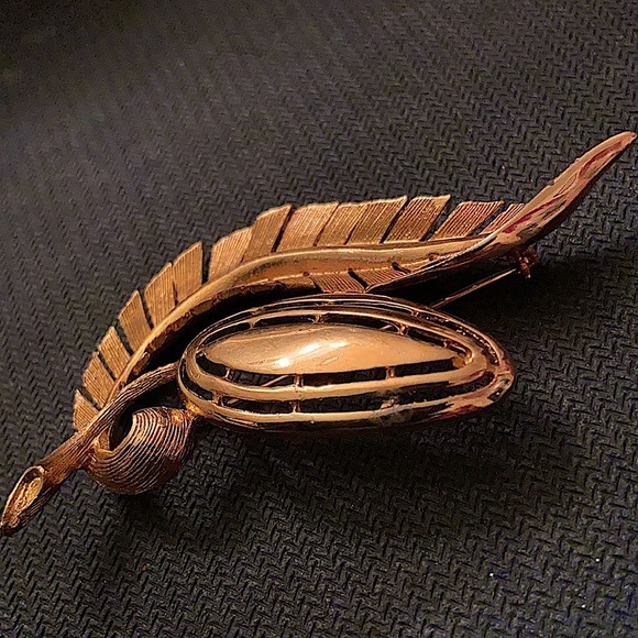 Ornate Women’s Gold Color Flower and Leaf 5” Inches Brooch. - Picture 2 of 4